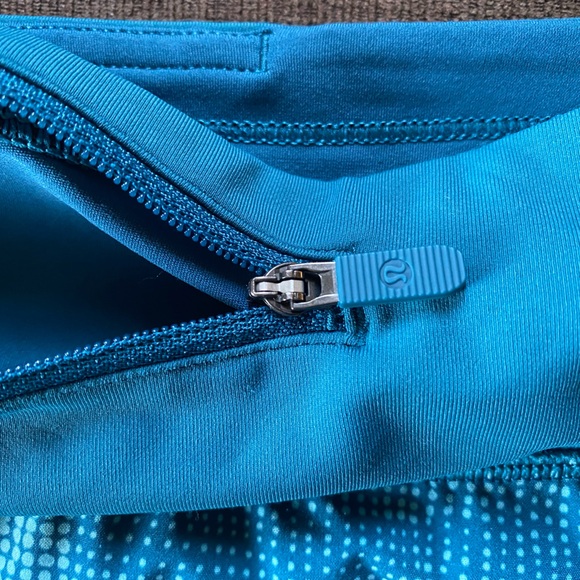 Like New Lululemon Speed Up Short Size 6 in Illusion Tidal Teal Pattern - Picture 6 of 9